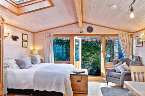 The Lodge - Luxury Lodge with Super King Size Bed, Kitchen & Shower Room